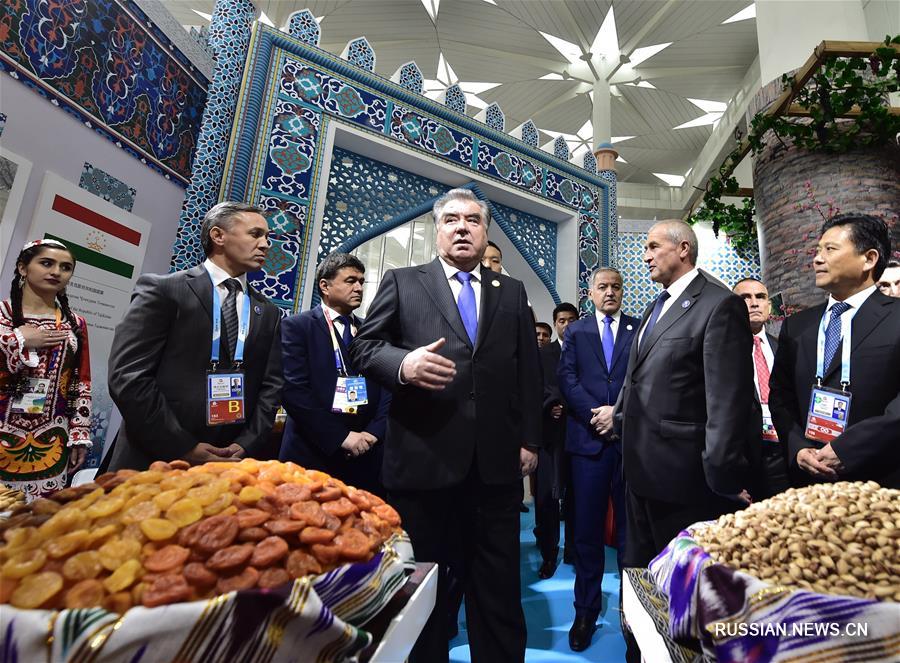 Президент Таджикистана Э. Рахмон осмотрел стенд Таджикистана на Пекинском садоводческом ЭКСПО 2019