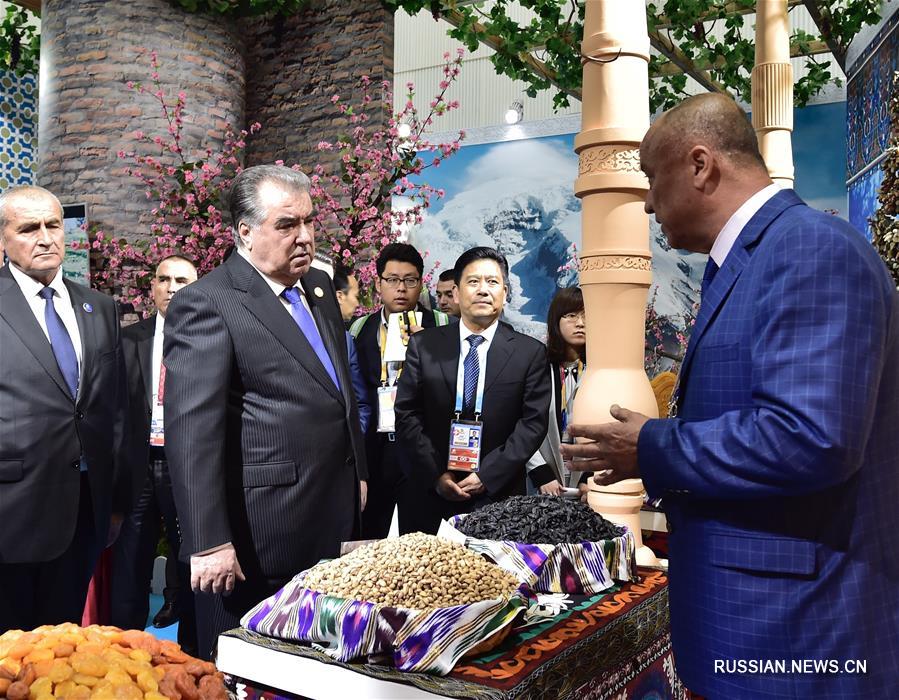 Президент Таджикистана Э. Рахмон осмотрел стенд Таджикистана на Пекинском садоводческом ЭКСПО 2019