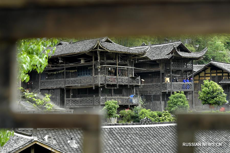 Музей без заборов и витрин -- туцзяские дома на сваях на западе провинции Хубэй