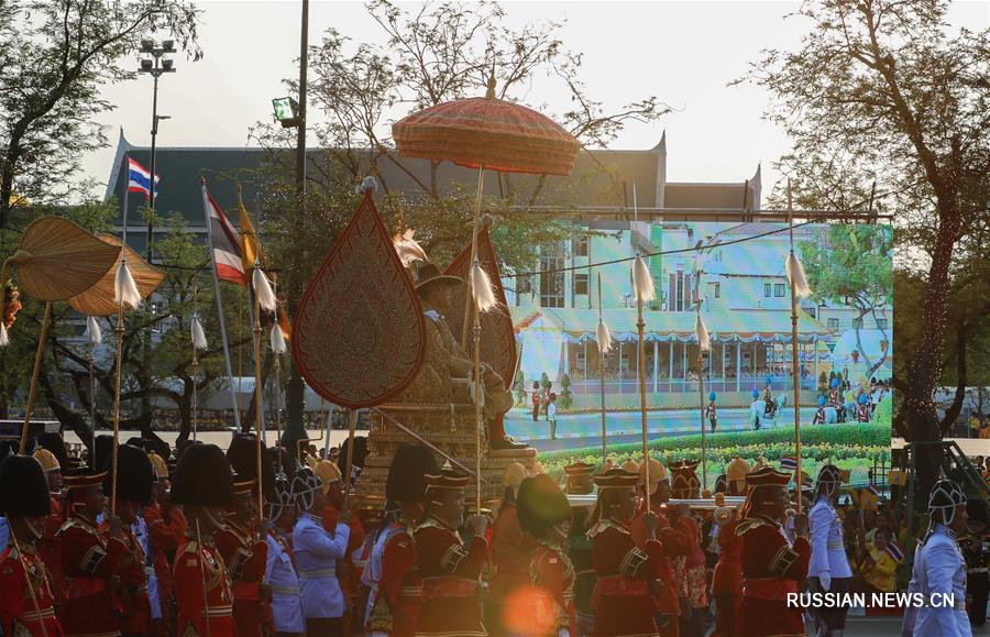 В Бангкоке прошла королевская процессия по случаю коронации нового короля Таиланда