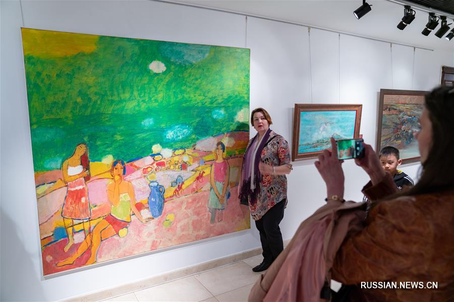 Выставка "Светлый май" художников А.Любавина и Му Кэ открылась в Москве