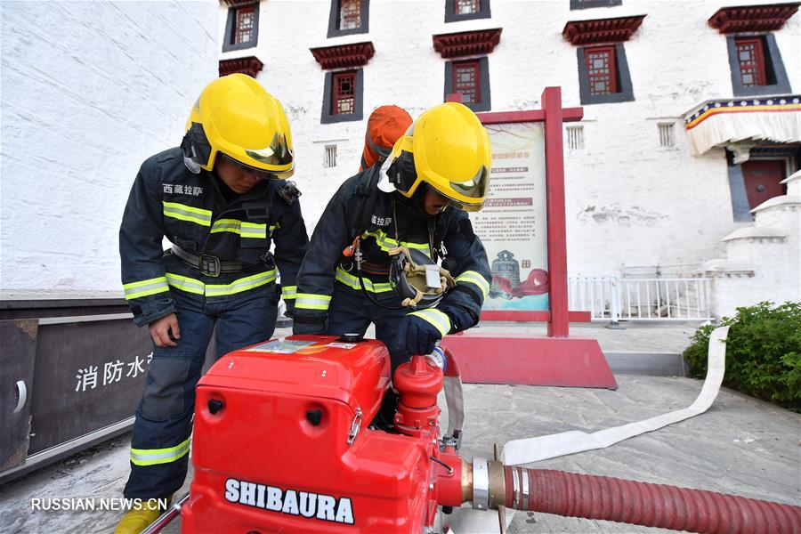 Пожарно-спасательный отряд Лхасы проводит противопожарные учения во дворце Потала