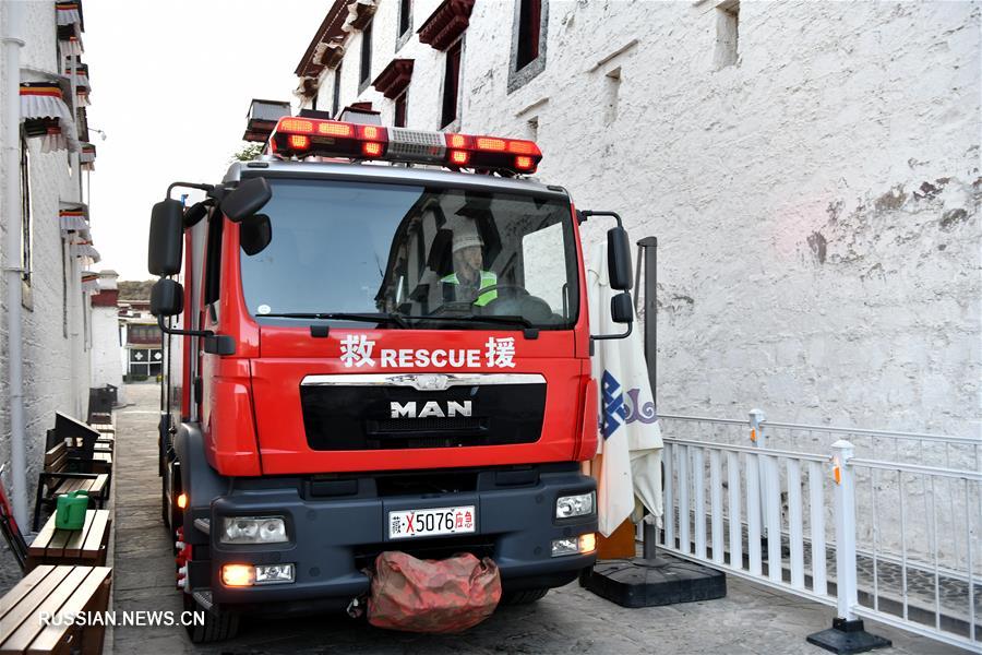 Пожарно-спасательный отряд Лхасы проводит противопожарные учения во дворце Потала