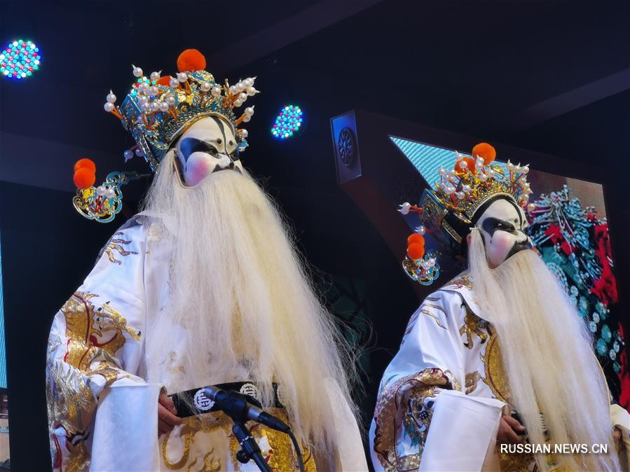 Пекинская опера приходит в пекинскую начальную школу