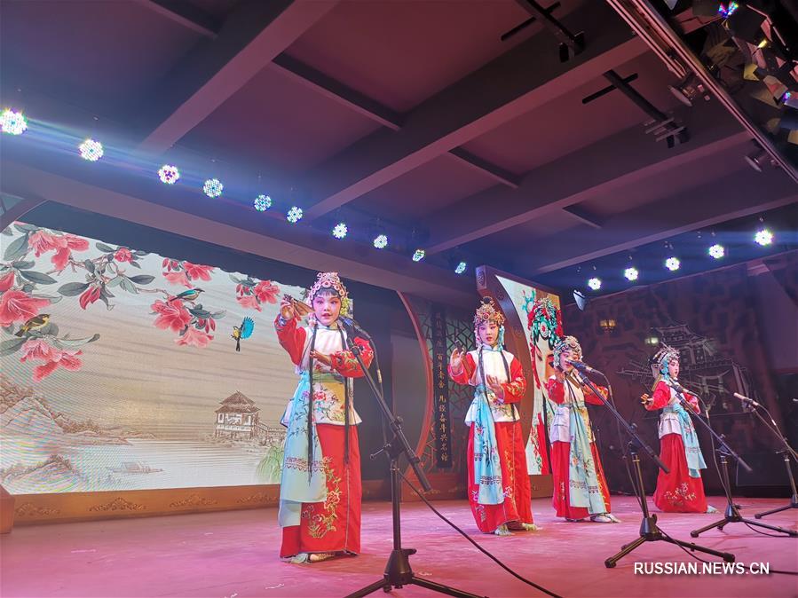 Пекинская опера приходит в пекинскую начальную школу