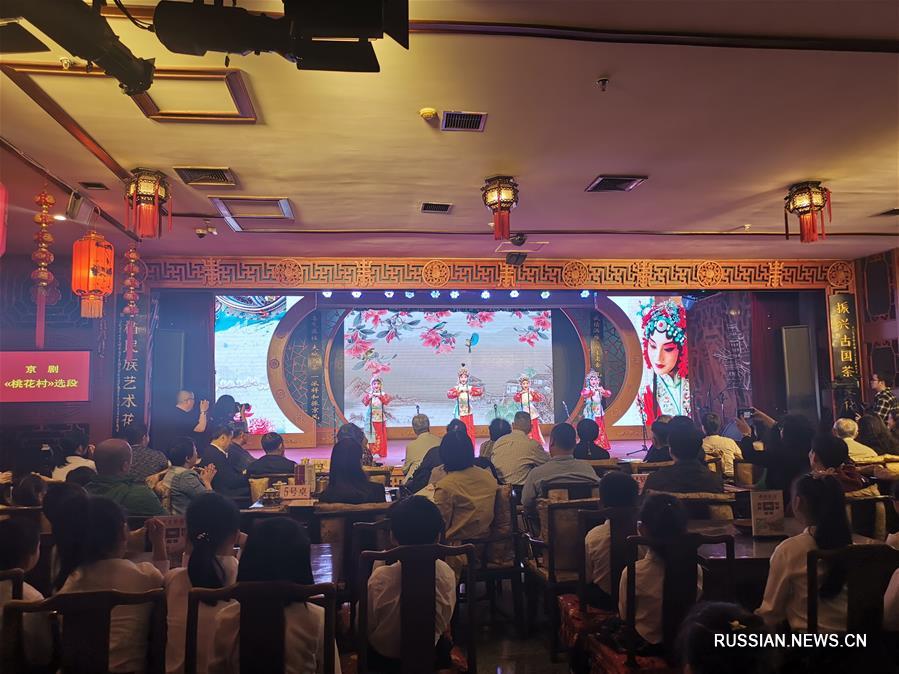 Пекинская опера приходит в пекинскую начальную школу