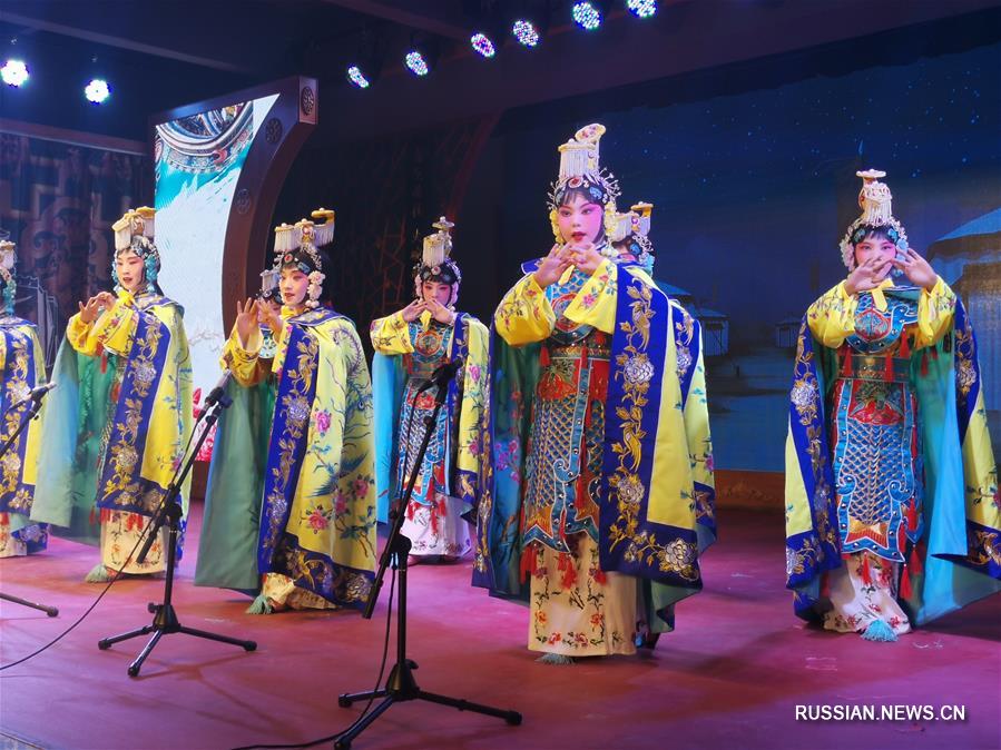 Пекинская опера приходит в пекинскую начальную школу