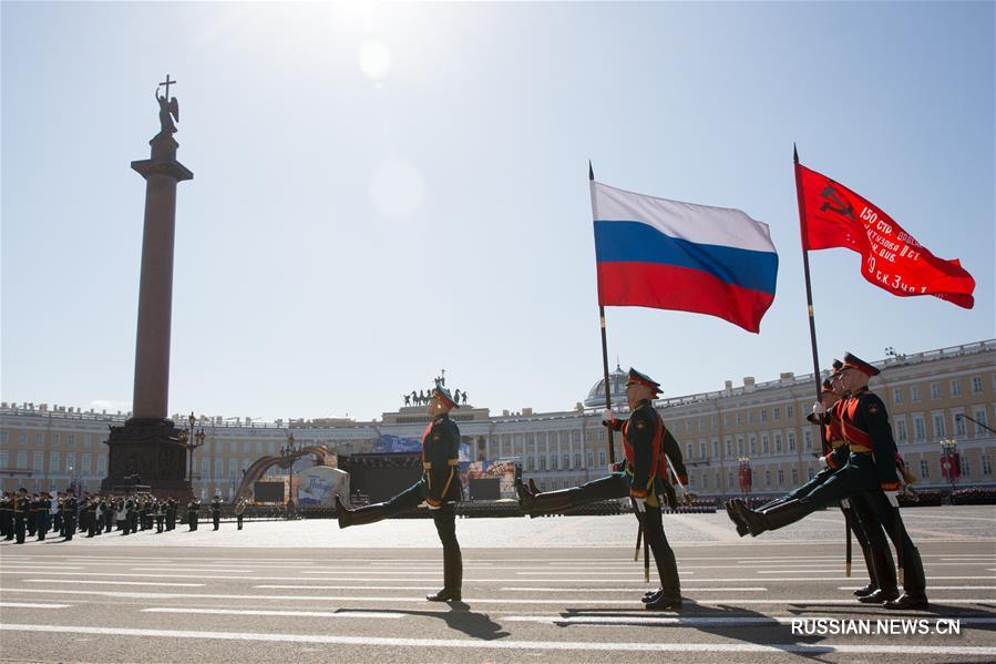 В Санкт-Петербурге в параде Победы участвовали 4,5 тысячи военнослужащих
