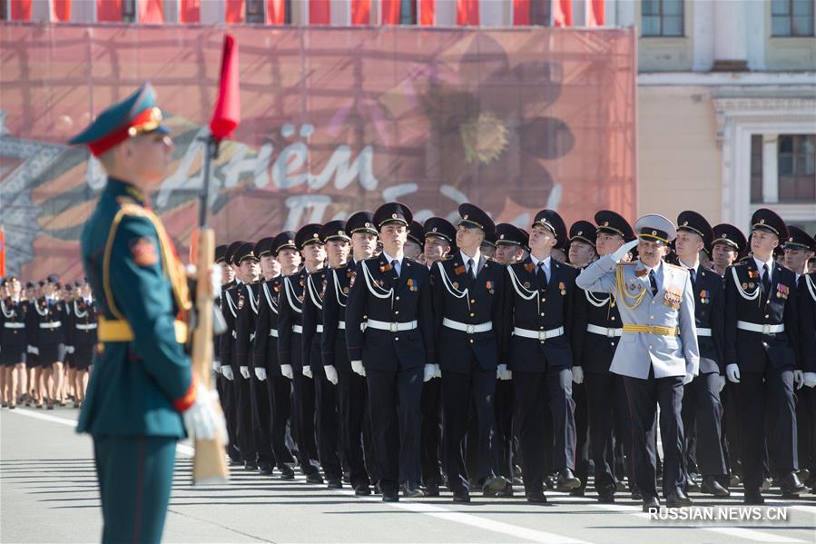 В Санкт-Петербурге в параде Победы участвовали 4,5 тысячи военнослужащих