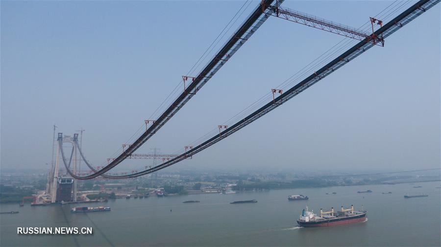 Продолжается строительство первого в Китае подвесного моста для движения автомобилей и поездов
