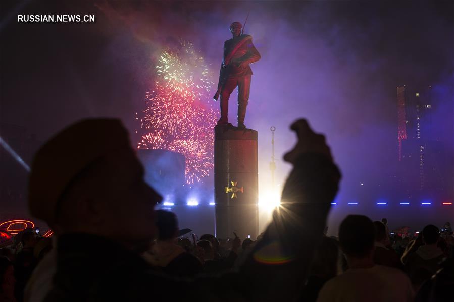 Фейерверки по случаю Дня Победы в Москве