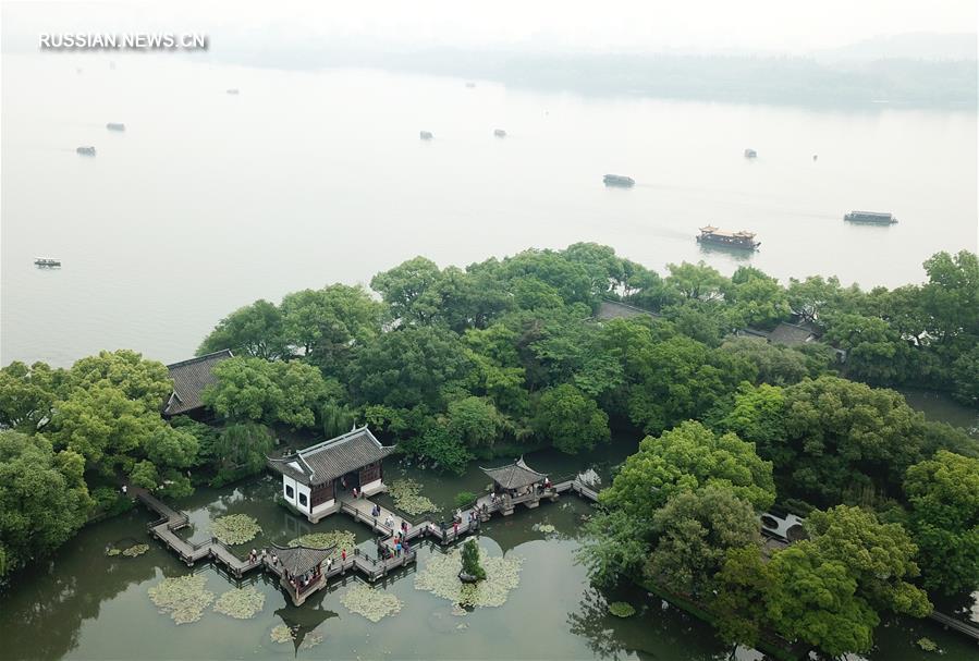 Май на озере Сиху в городе Ханчжоу