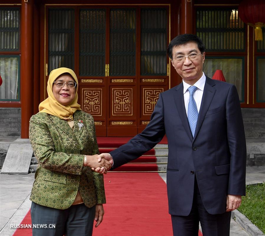 Ван Хунин встретился с президентом Сингапура 