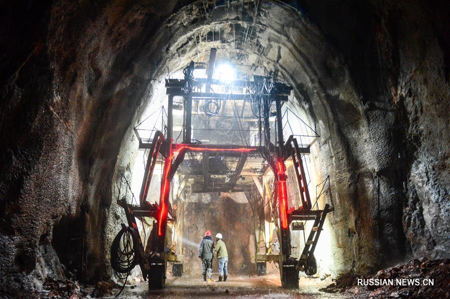 Строительство крупного железнодорожного тоннеля в Синьцзяне