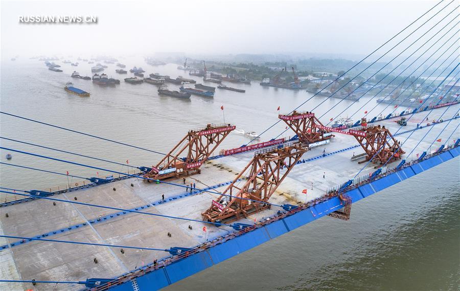 В провинции Хубэй выполнено смыкание нового моста над рекой Янцзы