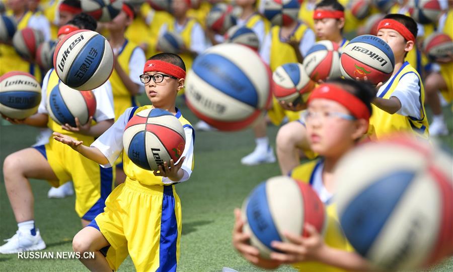 Показательные спортивные выступления китайских школьников в Ланьчжоу