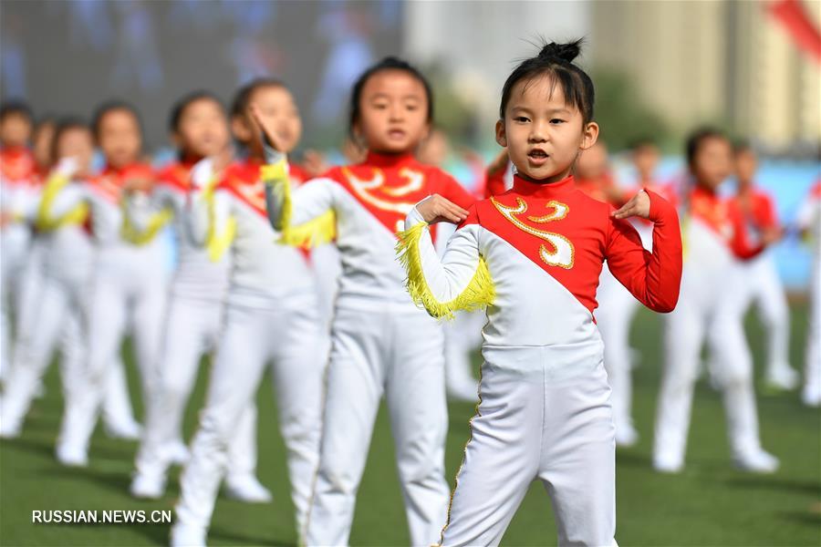 Показательные спортивные выступления китайских школьников в Ланьчжоу
