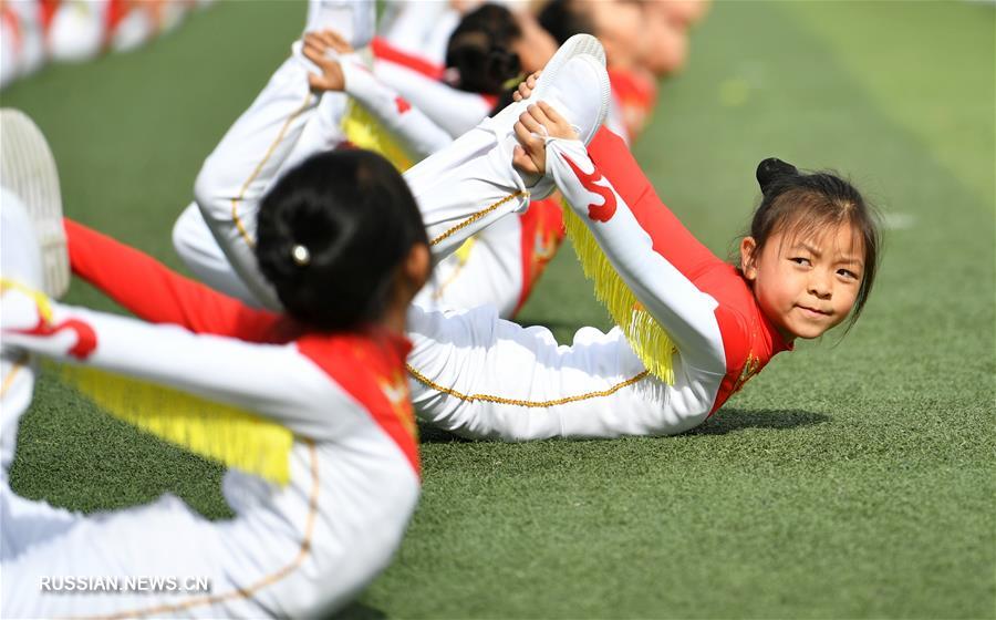 Показательные спортивные выступления китайских школьников в Ланьчжоу