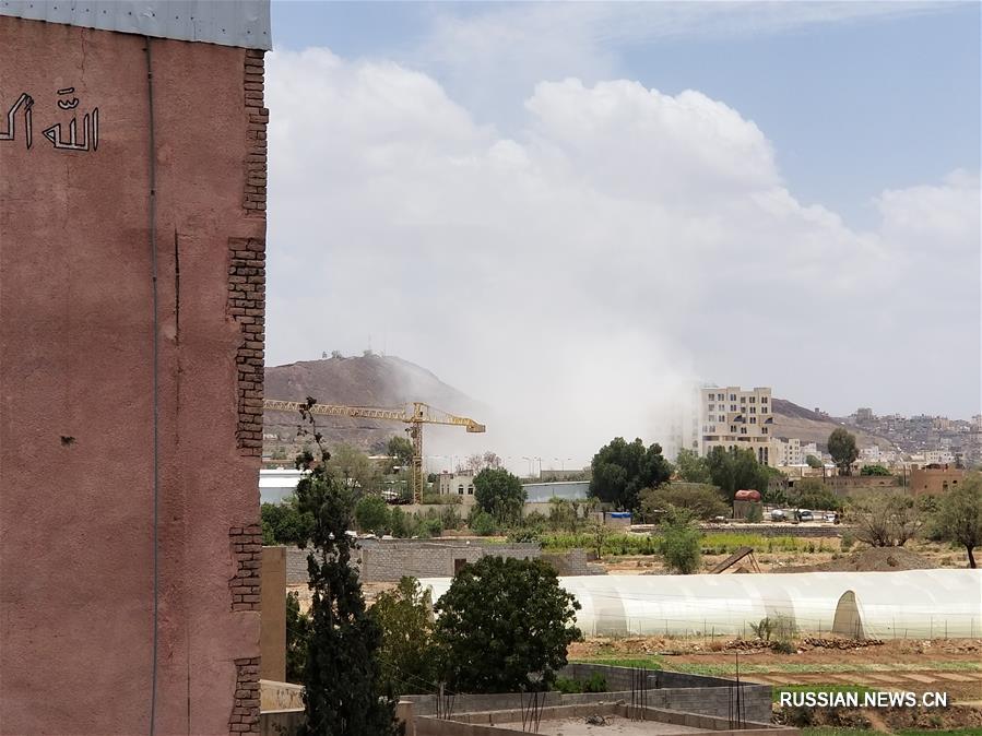 По крайней мере 6 мирных жителей погибли в Сане в результате авиаударов возглавляемой Саудовской Аравией многонациональной коалиции -- йеменские хуситы