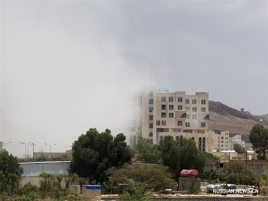 По крайней мере 6 мирных жителей погибли в Сане в результате авиаударов возглавляемой Саудовской Аравией многонациональной коалиции -- йеменские хуситы