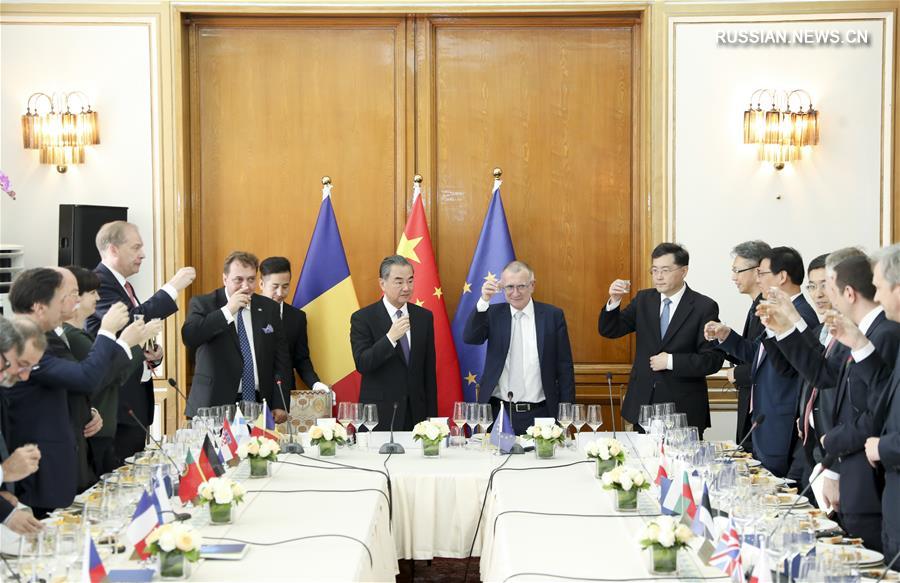 Ван И встретился с дипломатическими представителями ЕС и 27 стран-членов ЕС в Китае