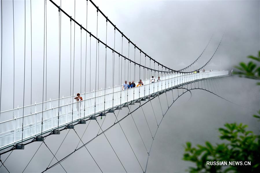 Стеклянный мост в облаках