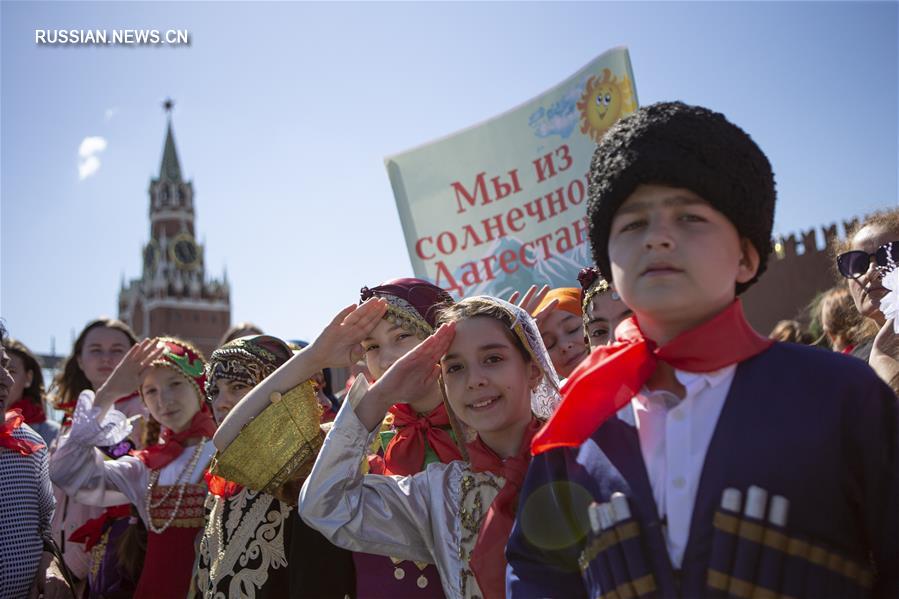 Церемония принятия детей в пионеры прошла в Москве