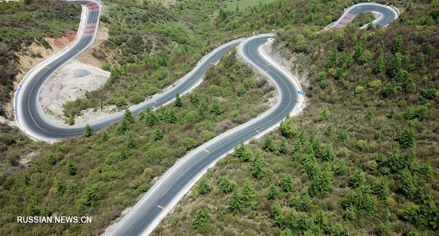 Пейзажи по обе стороны автомагистрали в провинции Ганьсу