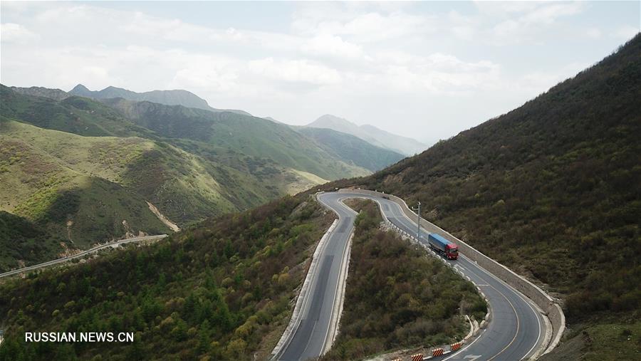 Пейзажи по обе стороны автомагистрали в провинции Ганьсу