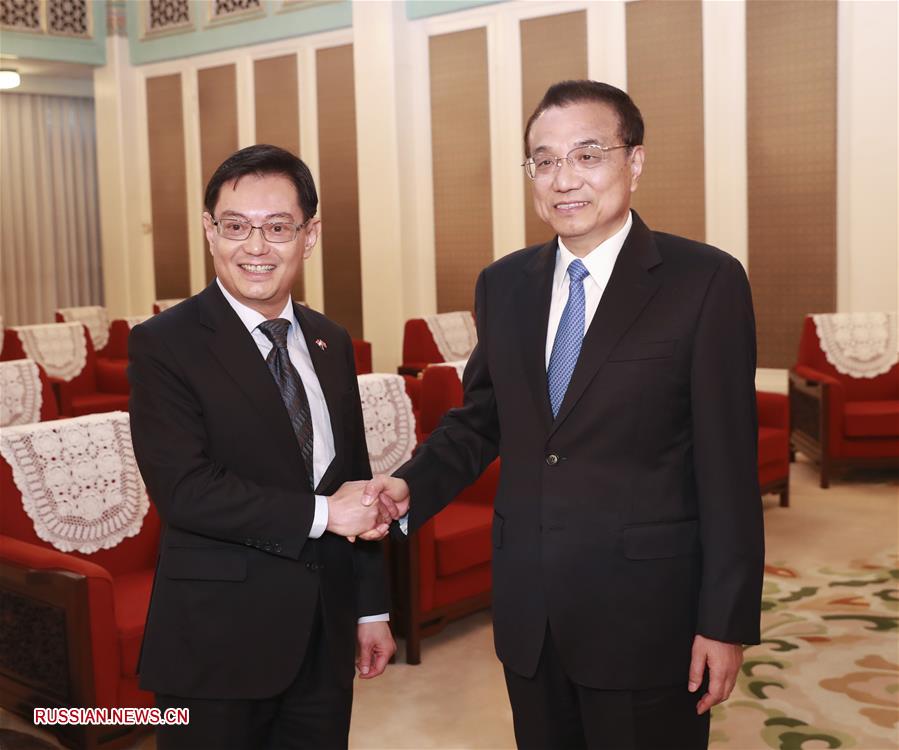 Премьер Госсовета КНР Ли Кэцян встретился с заместителем премьер-министра Сингапура Хэн Сви Китом