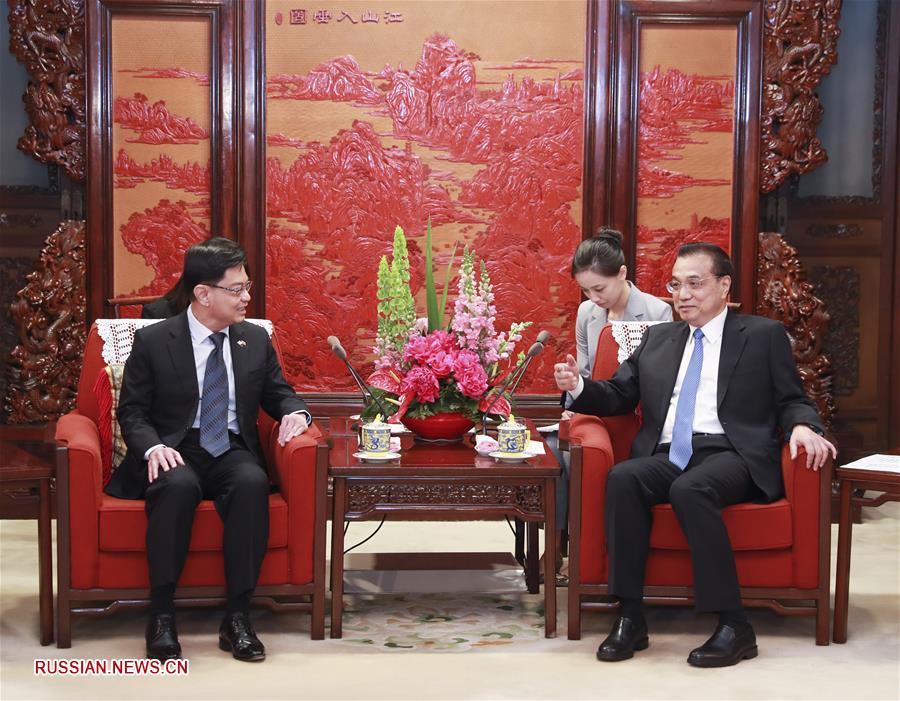 Премьер Госсовета КНР Ли Кэцян встретился с заместителем премьер-министра Сингапура Хэн Сви Китом