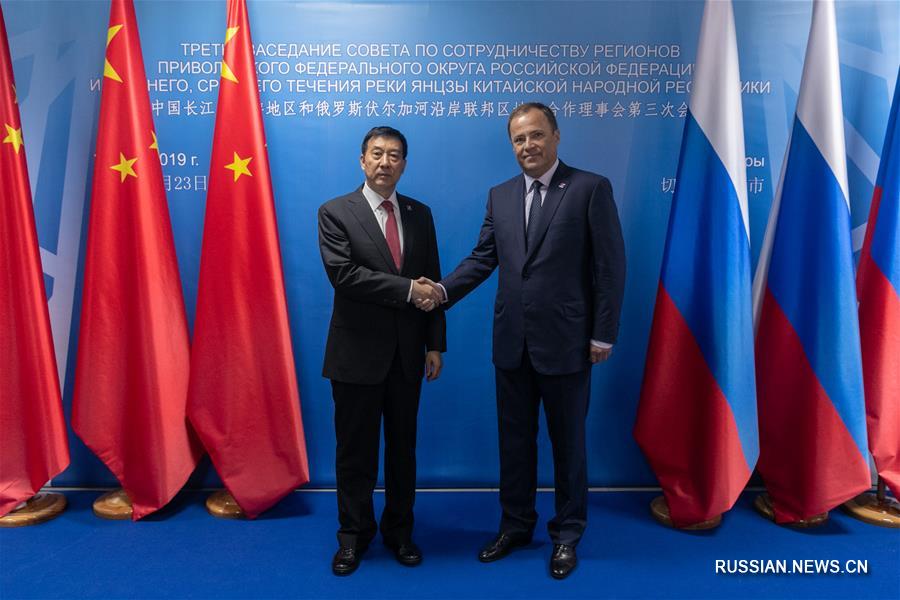 Ван Юн встретился с полпредом президента РФ в ПФО Игорем Комаровым