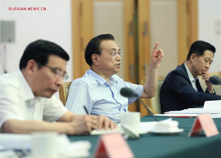 Ли Кэцян на рабочем совещании по вопросам сокращения налогов, сборов и расходов в отдельных районах Китая