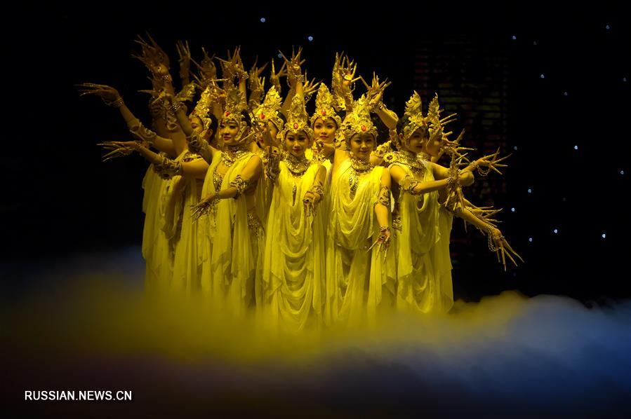 40 лет празднует танцевальный спектакль "Шелковый путь, дождь из цветов"