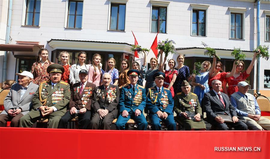 Молодежь Минска реконструировала партизанский парад 1944 года