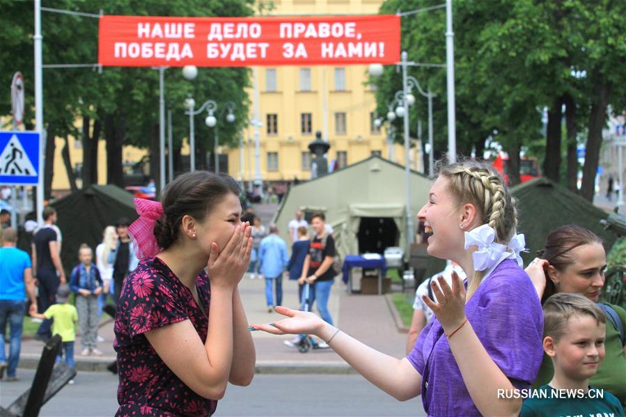 Молодежь Минска реконструировала партизанский парад 1944 года