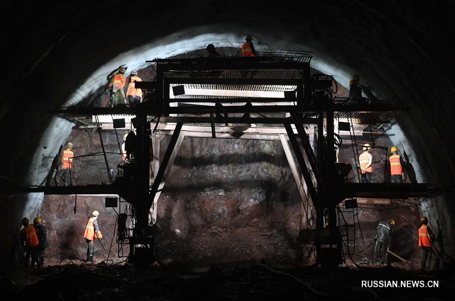 Строительство тоннеля Дацзяньшань на железной дороге Юйси -- Мохань