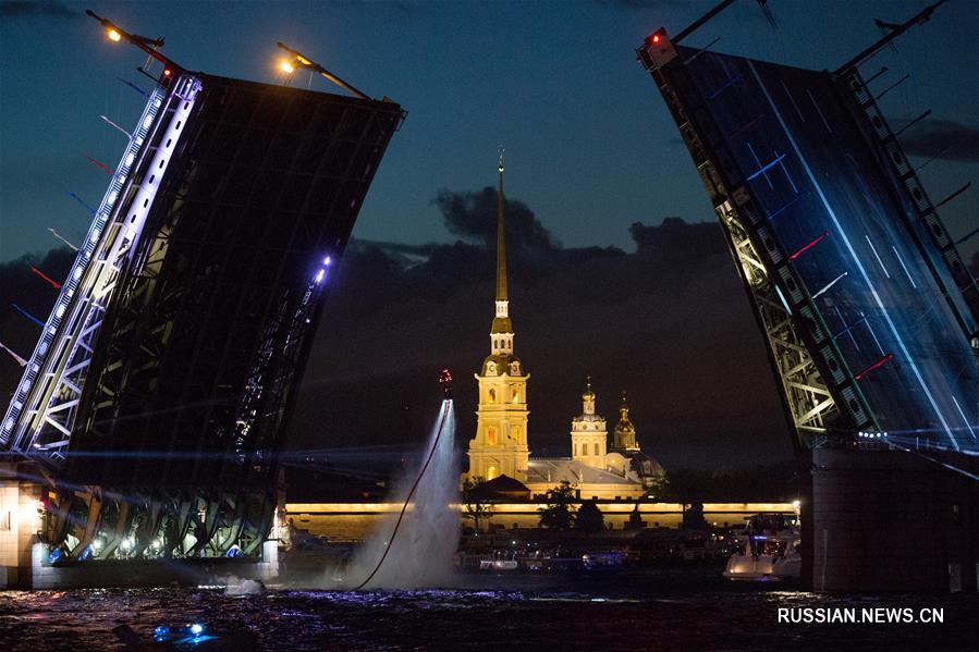 Санкт-Петербург отметил день рождения салютом