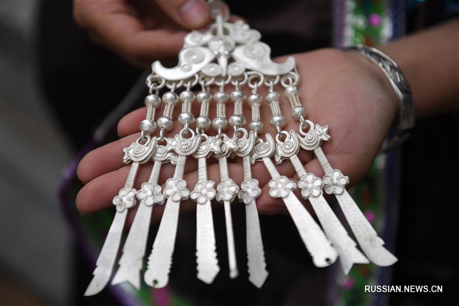 Традиционные серебряные украшения народности мяо