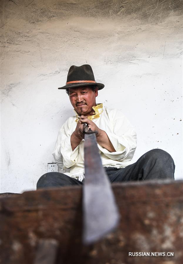 Наследник традиций изготовления тибетских ножей из Игуна