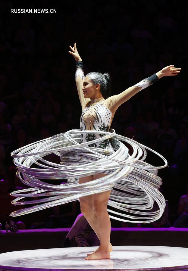 Акробаты из Китая принимают участие в международном фестивале циркового искусства в Киеве