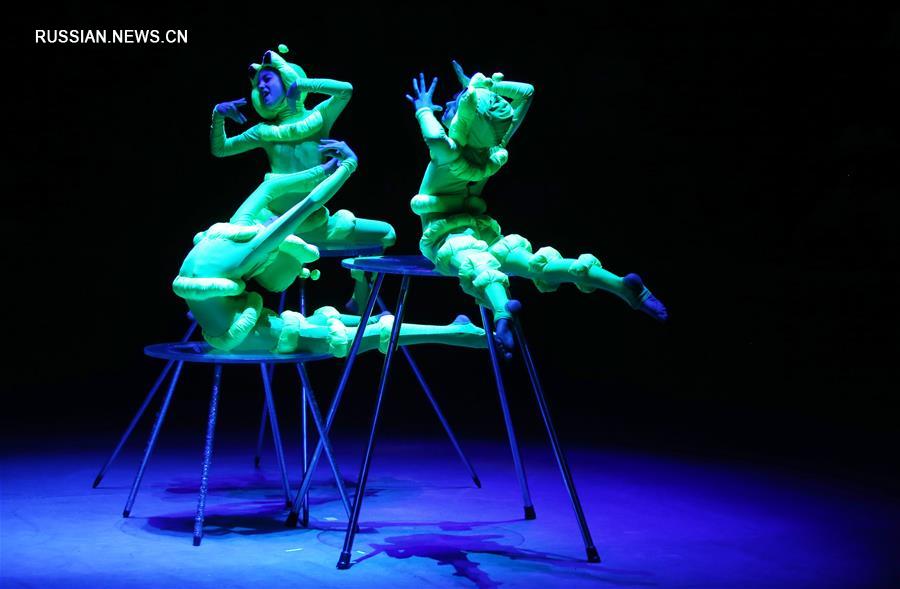 Акробаты из Китая принимают участие в международном фестивале циркового искусства в Киеве