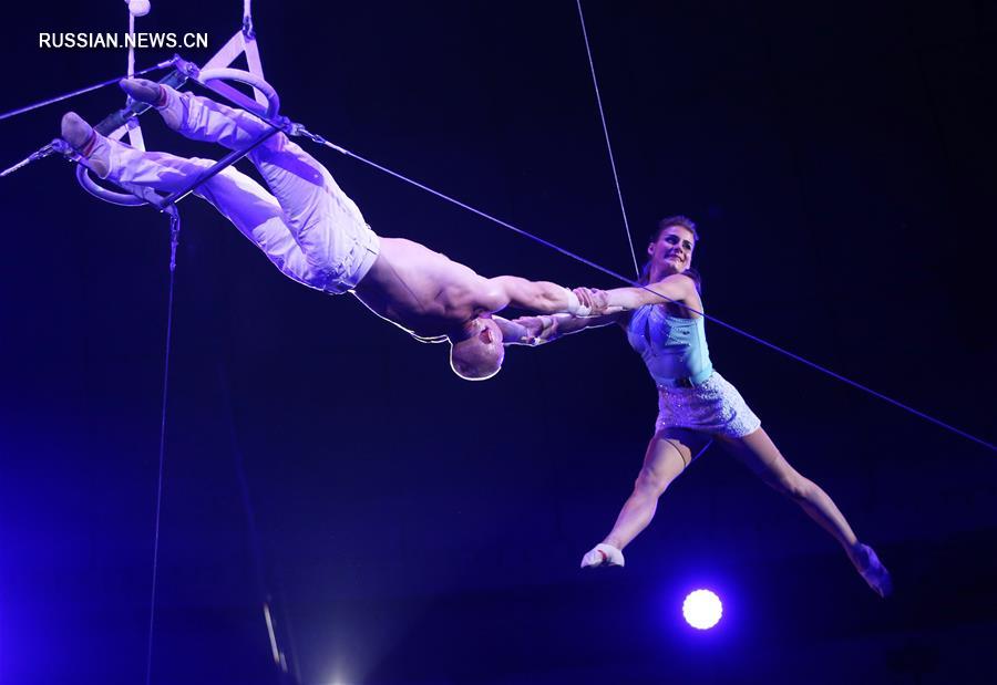 Акробаты из Китая принимают участие в международном фестивале циркового искусства в Киеве