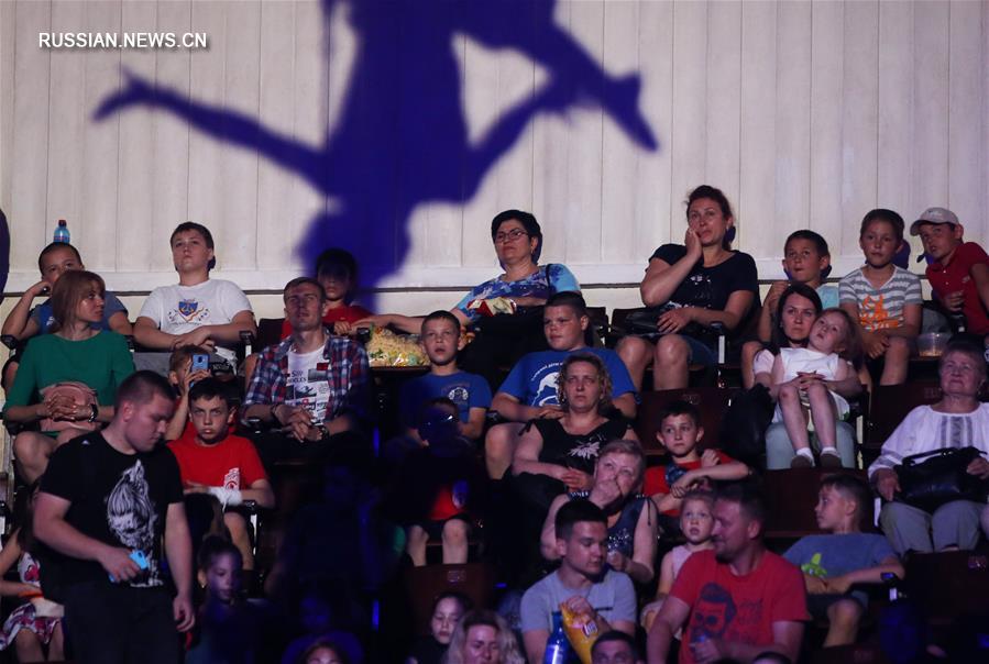 Акробаты из Китая принимают участие в международном фестивале циркового искусства в Киеве