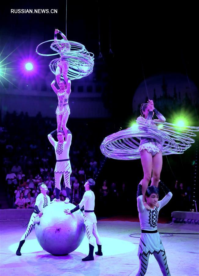 Акробаты из Китая принимают участие в международном фестивале циркового искусства в Киеве