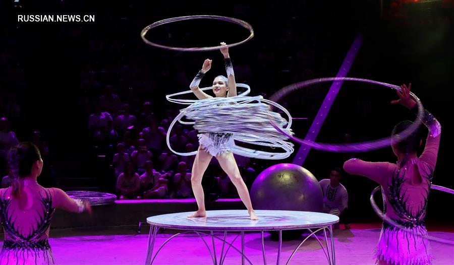 Акробаты из Китая принимают участие в международном фестивале циркового искусства в Киеве