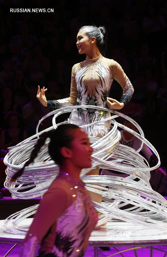 Акробаты из Китая принимают участие в международном фестивале циркового искусства в Киеве