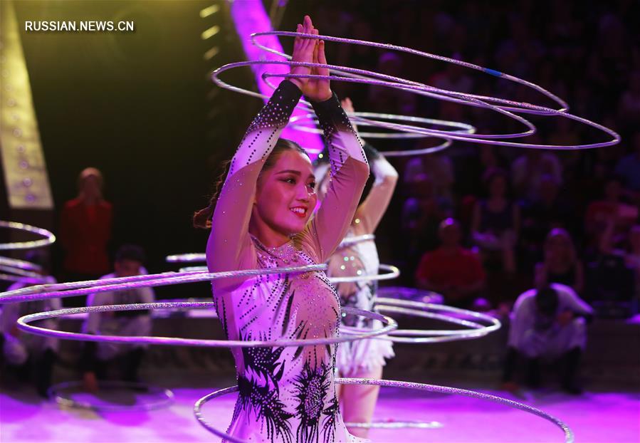 Акробаты из Китая принимают участие в международном фестивале циркового искусства в Киеве