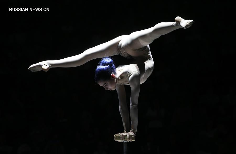 Акробаты из Китая принимают участие в международном фестивале циркового искусства в Киеве