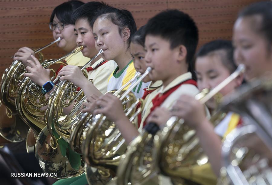 Музыка и дружба словно солнечный свет -- Концерт маленьких музыкантов из Чунцина в Пекине